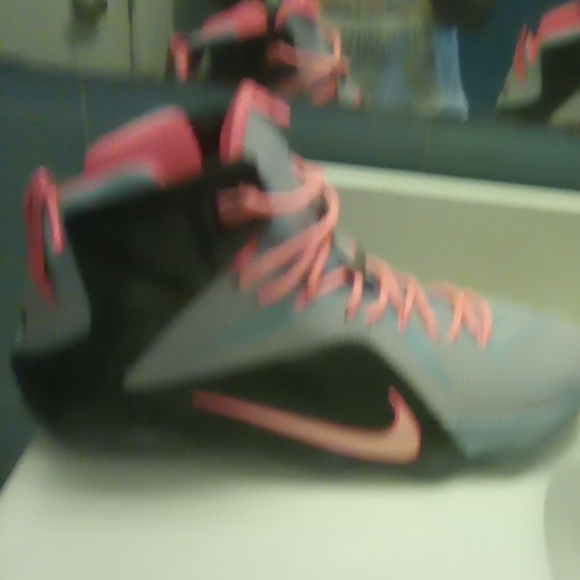 Shoes - Picture 7 of 8